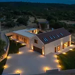 Luxury Silence With Heated Pool Βίλα