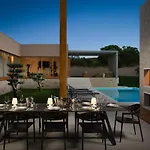Luxury Silence With Heated Pool * Σίμπενικ