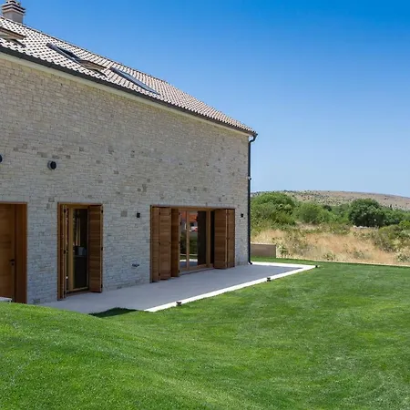 Luxury Silence With Heated Pool 빌라 *