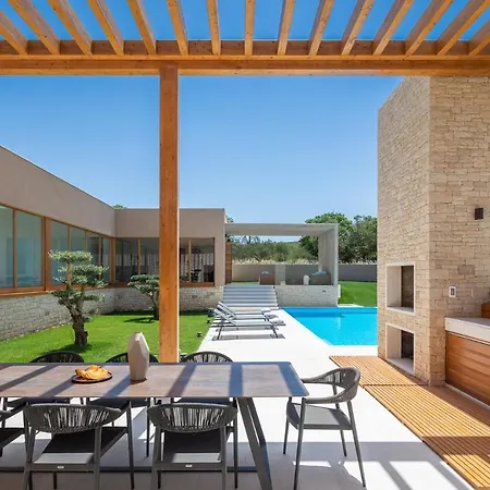 Luxury Silence With Heated Pool شيبينيك