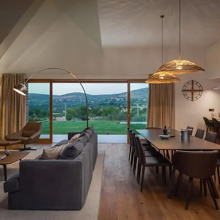 Luxury Silence With Heated Pool * 시베니크