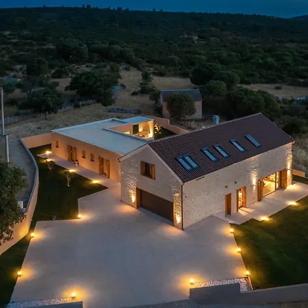 Luxury Silence With Heated Pool Villa