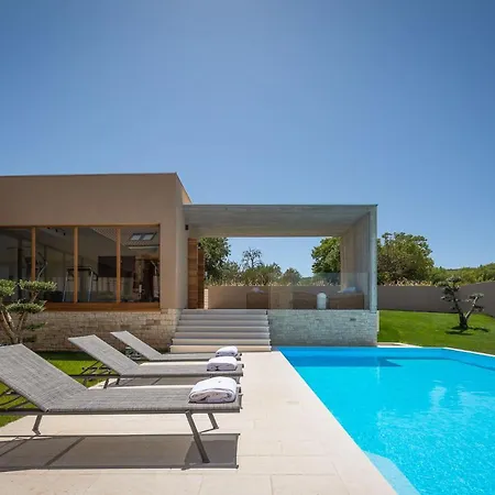 Luxury Silence With Heated Pool