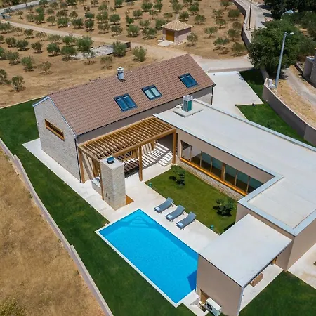 Luxury Silence With Heated Pool Villa *
