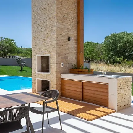 Luxury Silence With Heated Pool 시베니크