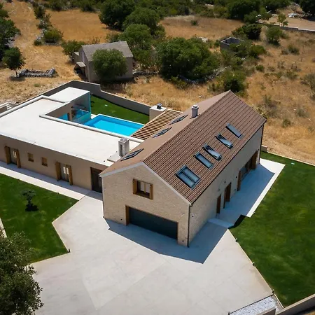 Luxury Silence With Heated Pool Villa