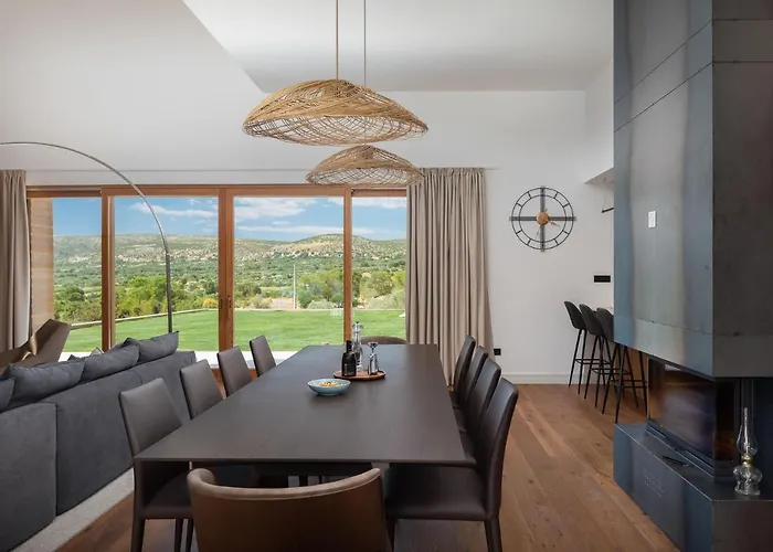 别墅 Luxury Silence With Heated Pool 希贝尼克