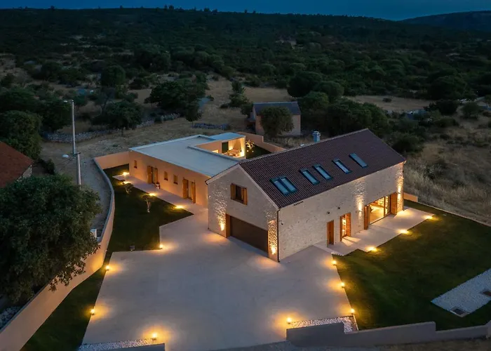 Luxury Silence With Heated Pool Villa