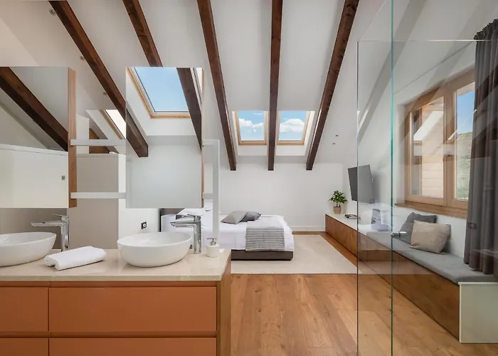 Luxury Silence With Heated Pool 别墅 希贝尼克