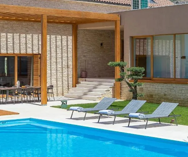 Luxury Silence With Heated Pool 别墅 *