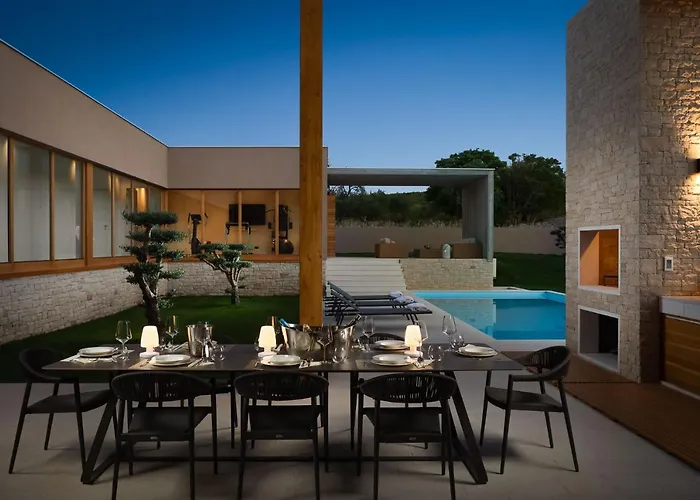 Luxury Silence With Heated Pool * 希贝尼克