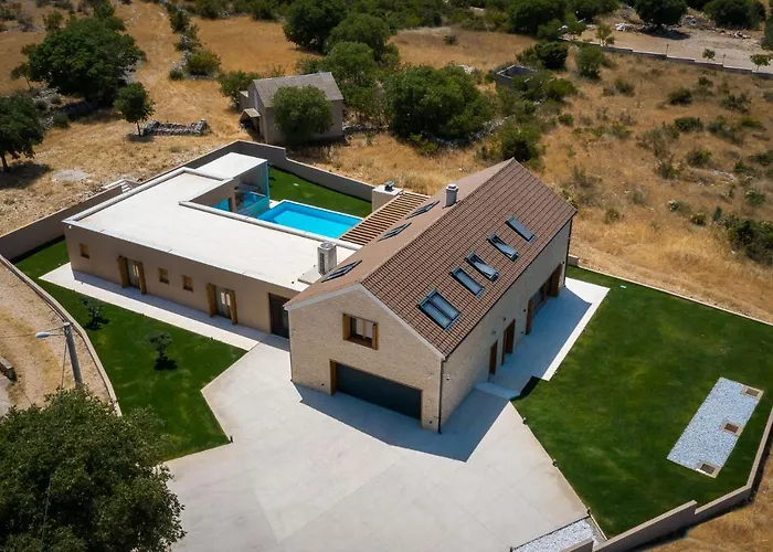 Luxury Silence With Heated Pool Villa